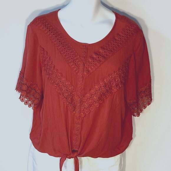 No Boundaries SZ 21 Jrs. Bright rust lace trimmed rust relaxed fit tie knot top - Picture 1 of 7